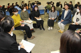 参加者が車座になって悩みなどを話し合った＝明石医療センター