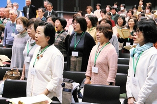 高橋さんの指揮で合唱の練習に臨む団員ら＝明石市立市民会館