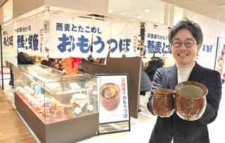 開業した店の前に立つ柳本雄基副社長＝明石市大明石町１
