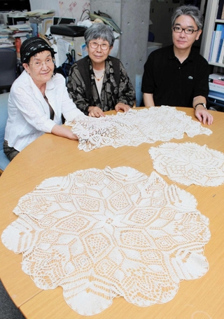 （右から）西宮市貝類館の渡部哲也学芸員と、レースを寄贈する伊東優里さん、妹の容子さん＝西宮市西宮浜４