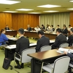 水道の適正な料金や課題などについて議論する審議会＝明石市役所