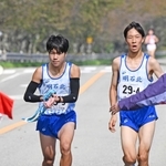 男子・明石北の４区和田朋樹選手（右）からたすきを受け取る５区田上大智選手＝丹波篠山市内（撮影・風斗雅博）
