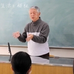 視覚障害者に対するサポートについて語る山下利次さん＝明石城西高校