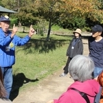 手話で観光案内をする山田幸夫さん＝県立明石公園