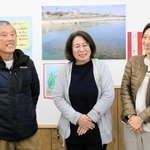 江井島の海のパネルを前に、受章の喜びを語る安田美奈代表（中央）ら＝江井島小学校区コミセン