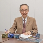 完成したインクを前に開発への思いを語る竹内直行商品開発室長＝神戸市中央区江戸町