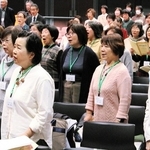 高橋さんの指揮で合唱の練習に臨む団員ら＝明石市立市民会館