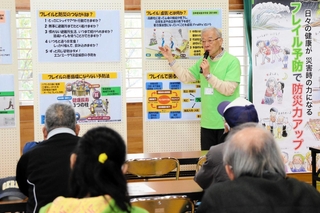 災害時を意識したフレイル予防のポイントを解説する吉田俊一さん＝明石市藤江
