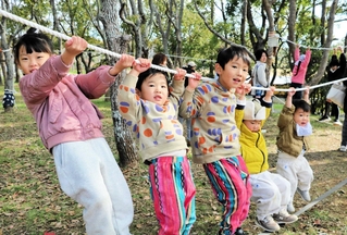 手づくりのロープ遊具で遊ぶ子どもたち＝石ケ谷公園