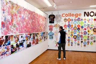 独創的な力作が並ぶ会場＝明石市立文化博物館