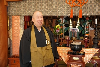 盛況だった１１月の婚活イベントを振り返る神足豊光住職＝明石市二見町東二見
