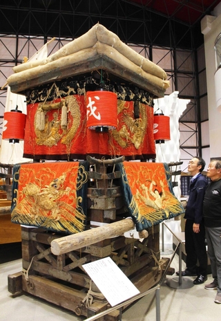 明治期に作られたとみられる穂蓼八幡神社の布団太鼓＝明石市立文化博物館