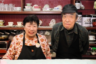 店主の栗村純さん（右）と妻の智子さん＝明石市大久保町駅前１