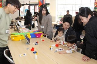 明石高専の学生と外国の遊びを体験する家族＝明石市大久保町ゆりのき通３