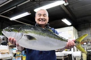 「旬を迎えたブリがおすすめ」とＰＲする明石海産卸売協同組合の川崎喜昭理事長＝明石市公設地方卸売市場
