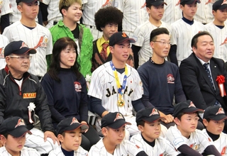 記念写真に収まる（中段左から）筧新吾監督と川上史佳さん、慧さん、昌幸さん、佐伯謙作町長＝播磨町内