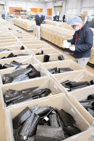 各漁協のノリが並ぶ会場＝播磨町古宮