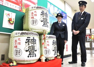 山陽電鉄明石駅の構内に設置されたこもだる＝明石市大明石町１