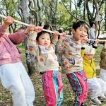 手づくりのロープ遊具で遊ぶ子どもたち＝石ケ谷公園