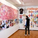独創的な力作が並ぶ会場＝明石市立文化博物館