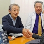 ファンと握手する堀内正美さん（左）＝明石市魚住町錦が丘４