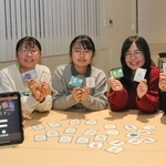 ゲームを開発した学生たち＝明石高専