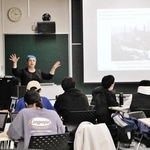 外国人教員による英語での授業＝明石高専