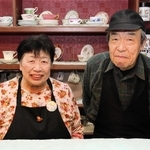 店主の栗村純さん（右）と妻の智子さん＝明石市大久保町駅前１