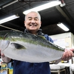 「旬を迎えたブリがおすすめ」とＰＲする明石海産卸売協同組合の川崎喜昭理事長＝明石市公設地方卸売市場