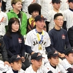 記念写真に収まる（中段左から）筧新吾監督と川上史佳さん、慧さん、昌幸さん、佐伯謙作町長＝播磨町内