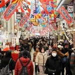 買い物客でにぎわう魚の棚商店街＝明石市本町１