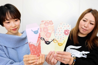 ヘビの形に結んだユニークな水引＝明石市相生町１