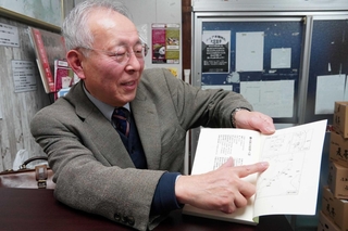 自著の紹介をする可野峯聖さん＝明石市魚住町西岡