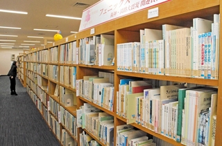 阪神・淡路大震災関連の書籍などが並ぶ「フェニックス・ライブラリー」＝明石市明石公園