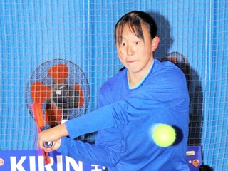 試合がない日はテニススクールで練習に打ち込む大西瑠歌さん＝神戸市垂水区舞多聞西