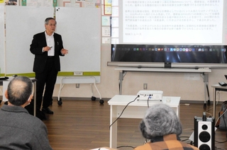 信州大学の研究グループによる調査などを説明する京都大の小泉昭夫名誉教授＝明石市東仲ノ町