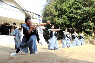 ゆっくりとした所作で弓を引く大前（左）ら＝明石市東藤江２