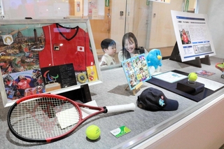 上地選手のサイン入りボールやユニホーム、パネルが並ぶ展示スペース＝あかしこども広場