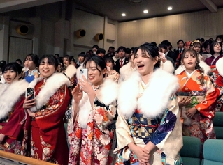 晴れ着姿で式典に出席した参加者ら＝明石市中崎１