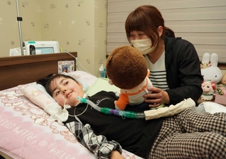 個別避難計画の策定を進める太田メリサさん（左）と母の萌さん＝明石市大久保町大窪