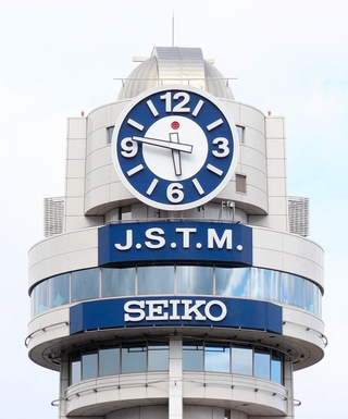 地震発生時刻の午前５時46分で針が止められた大時計＝明石市人丸町