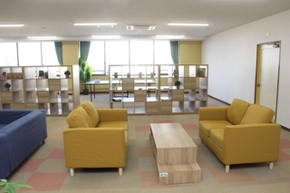 ソファが置かれ、明るい雰囲気の多目的室＝明石市魚住町西岡