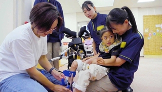 障害のある子どもたちが通う施設の動画の一場面
