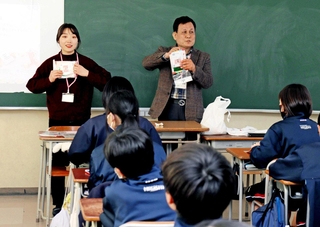 韓国の文化について説明する教諭たち＝明石市魚住町金ケ崎