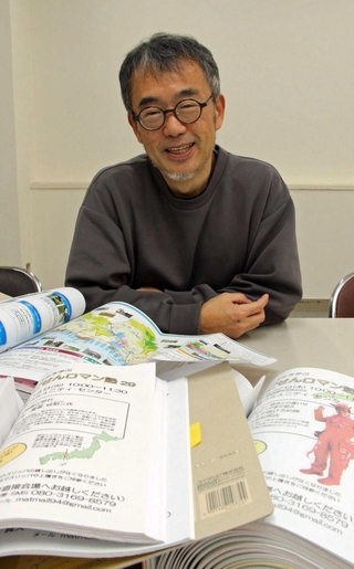 過去に開いた「明石しごせんロマン塾」の資料を前に、活動を振り返る細谷真人さん＝明石市内