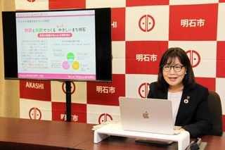 編成中の２０２５年度当初予算案について説明する丸谷聡子市長＝明石市役所（撮影・森　信弘）