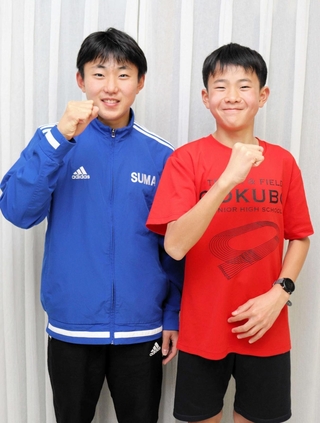 兵庫県郡市区対抗駅伝の明石市代表メンバーに兄弟で選ばれた真田大輔さん（左）と航輔さん＝明石市大久保町谷八木