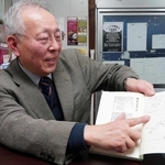 自著の紹介をする可野峯聖さん＝明石市魚住町西岡