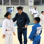 子どもたちに指導する斉藤裕史監督＝明石市二見町