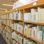 阪神・淡路大震災関連の書籍などが並ぶ「フェニックス・ライブラリー」＝明石市明石公園